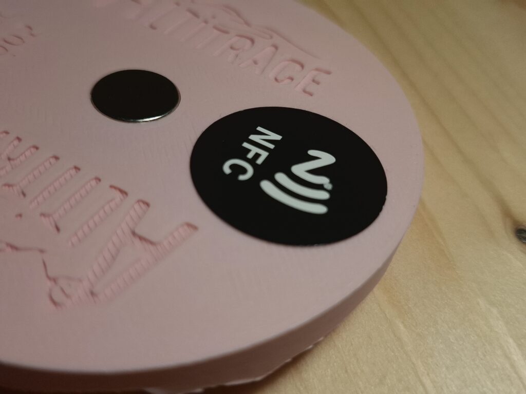puce NFC Altitrace pour lecture de traces de randonnée par smartphone