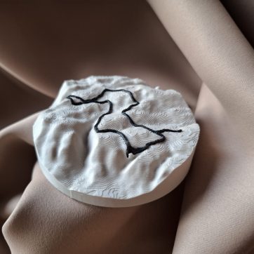 visualisation 3D d'une trace GPX de randonnée avec relief topographique couleur beige et noir profond